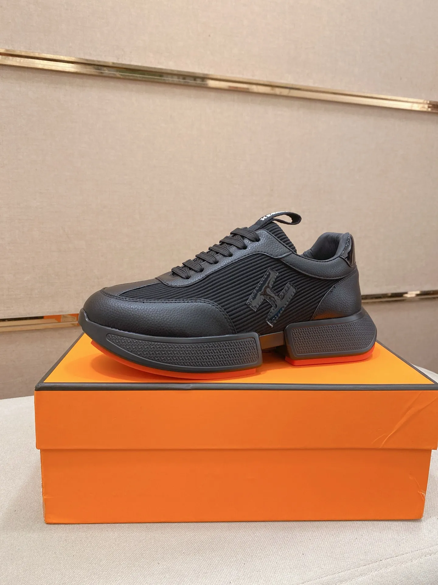 Ex-factory price: 460💰《HERMES》【Classic original single version】Hermès; top 🔝purchasing agent🔍🔍men's latest 🇺🇸 counter sales simultaneously, imported from Italy original ▲▲cowhide ▲▲ (high-end, nobility, class) ) Exquisite workmanship (Italian 🇮🇹 imported water-dyed 🐂 cowhide lining) sole: original sole provided by the original factory, ⚠️exclusive double-layer activity·TPR·rubber·combined molded outsole; super comfortable·wear-resistant·non-slip·environmental protection The real thing is more beautiful if you take the real thing (high quality, follow the order). You can enter and exit the counter at will * Number of yards: 38-44 (45 can be customized and cannot be returned or exchanged)